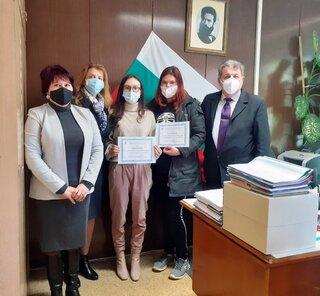 Две момичета от гр.Септември намерили и предали изгубен портфейл с пари и документи бяха отличени от Началника на Районното управление в града