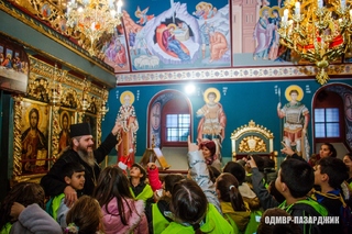 Доброволците от Детските полицейски управления в областта посетиха храмове в навечерието на Рожедство