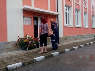 Пожарникари от районните служби в Пазарджик и Белово, служители на общинската асминистрация и граждани се поклониха пред паметната плоча на младши-лейтенант Кръстьо Стоянов