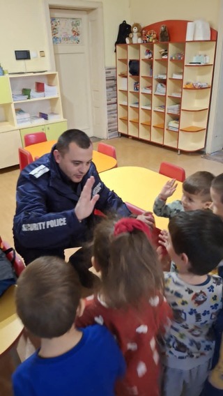 Служители от Второ РУ посетиха детска градина №6 „Българче“ в навечерието на 17 ноември – Световен ден за възпоменание на жертвите от пътнотранспортни произшествия