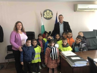 С Ден на отворените врати и старт на конкурс за детска рисунка на тема „Полицията в моя роден град“ беше отбелязан професионалния празник на Българската полиция в РУ - Радомир