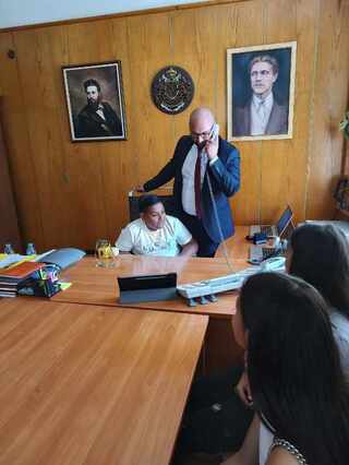 В Деня на отворените врати директорът на ОДМВР – Перник старши комисар Милчо Милчов посрещна ученици от пернишко училище