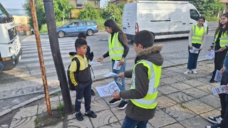 Петокласници патрулираха заедно със служители от Районно управление – Радомир в рамките на кампанията по безопасност на движението