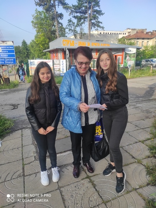 Петокласници патрулираха заедно със служители от Районно управление – Радомир в рамките на кампанията по безопасност на движението