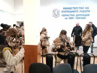 В последния ден на юбилейното издание на Международния фестивал на маскарадните игри „Сурва“ 2024 групата на с. Кралев дол гостува на служителите от ОДМВР – Перник