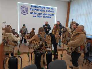 В последния ден на юбилейното издание на Международния фестивал на маскарадните игри „Сурва“ 2024 групата на с. Кралев дол гостува на служителите от ОДМВР – Перник