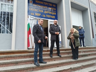 Директорът на ОДМВР – Перник старши комисар Милчо Милчов и заместник-кметът на Община – Перник Стефан Кръстев откриха обновената и санирана сграда на областната дирекция