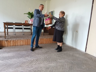 Плакет, почетна грамота и множество подаръци получи в последния й работен ден Галина Клисурска, служителка в „Български документи за самоличност“ при РУ – Радомир