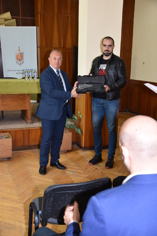 Заместник-министърът на вътрешните работи Емил Ганчев връчи пистолети „Валтер“ на служители от ОДМВР – Перник