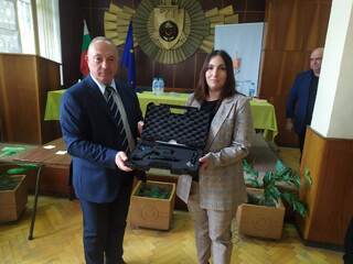 Заместник-министър Емил Ганчев връчи ново служебно оръжие на полицейски служители от ОДМВР – Перник