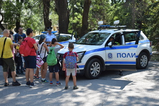 Ученици се запознаха с професията „Полицай“.