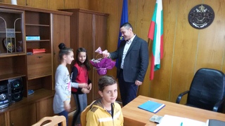 Бъдещи полицаи от 10-то основно училище Алеко Константинов – Перник поздравиха директора на ОДМВР с професионалния празник