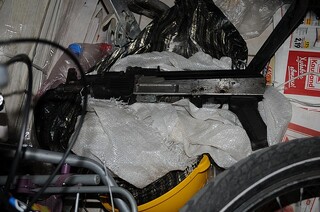 Пернишки полицаи иззеха незаконно оръжие, боеприпаси, наркотични вещества, микробус, радиостанции, заглушители и цигари без бандерол от няколко адреса в гр. Перник
