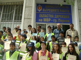 И възпитаниците на Детска полицейска академия Перник – център получиха дипломите си