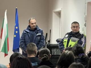Полицаи от ОДМВР – Плевен се срещнаха днес с ученици от Профилирана гимназия с преподаване на чужди езици „Димитър Димов“ - Плевен
