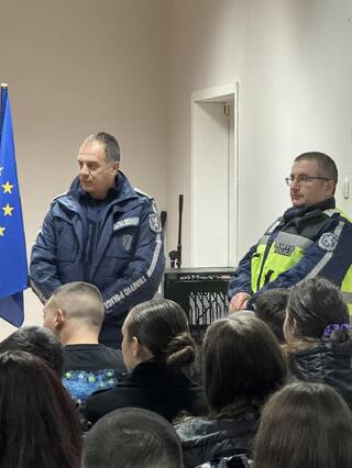 Полицаи от ОДМВР – Плевен се срещнаха днес с ученици от Профилирана гимназия с преподаване на чужди езици „Димитър Димов“ - Плевен