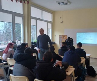 Полицаи от ОДМВР – Плевен участваха в лекционен курс с ученици от 12 клас на Професионална гимназия по ресторантьорство, търговия и обслужване - Плевен