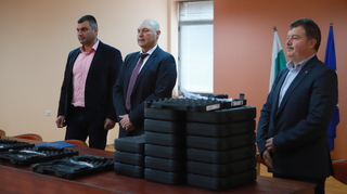 Заместник министър Венцислав Катинов днес връчи оръжие на полицаи от ОДМВР - Плевен