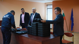 Заместник министър Венцислав Катинов днес връчи оръжие на полицаи от ОДМВР - Плевен