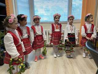 Полицаи от Второ РУ – Плевен дариха лакомства на лазарки