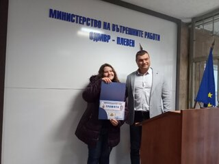Моника – Никол Богдан – Мариус Дима ученичка от Плевен получи грамота за доблестна постъпка