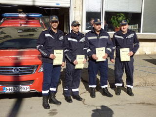 Днес колона от  пожарни автомобили с плакати с надпис „145 години пожарно дело в Плевен“ премина по улиците на областния град