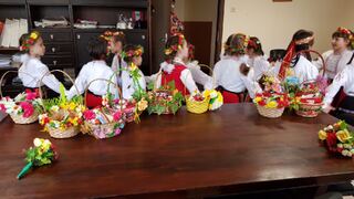 Деца от детска градина „Снежанка“ лазаруваха във Второ РУ – Плевен.  Малките момиченца пяха песни, танцуваха и благославяха полицаите за здраве и късмет