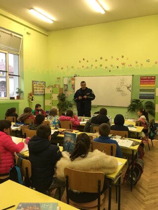 Беседа по пътна безопасност изнесоха униформени служители от Второ РУ – Плевен пред ученици от начално училище „Единство“ в града