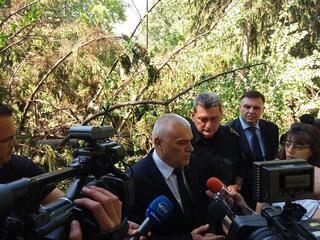 Министър Валентин Радев посети пострадалите от бурята град Плевен и село Гривица 