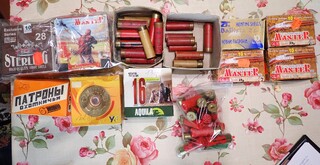 Боен арсенал и финансови престъпления са разкрити при специализирана полицейска операция в Разградско