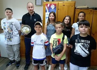 С пожелание „точно и навреме“,   емпатистите подариха стенен часовник на РУ-Кубрат по случай професионалния им празник