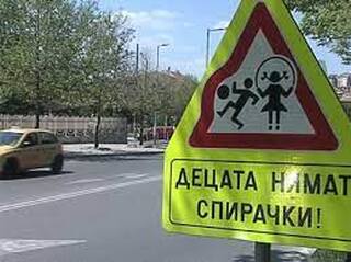 Полицейските автомобили – с включена светлинна сигнализация за първия учебен ден