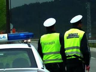 Спътник на пиян водач опита да подкупи пътни полицаи