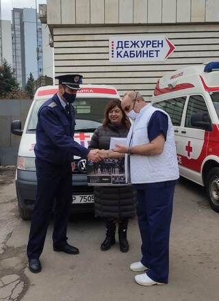 ПЪРВИТЕ СРЕДСТВА, СЪБРАНИ ОТ КАМАНИЯТА„ЗАЕДНО ЗА СИГУРНОСТ И СПОКОЙСТВИЕ“, ИНИЦИИРАНА ОТ СЛУЖИТЕЛИТЕ НА ОДМВР - РУСЕ, БЯХА ПРЕДАДЕНИ ДНЕС НА РЪКОВОДСТВАТА НА ДВЕ МЕДИЦИНСКИ ЗАВЕДЕНИЯ В РУСЕ