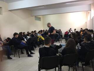 ТЕМАТА ЗА РИСКОВЕТЕ И ОПАСНОСТИТЕ НА ГРАНИЦИТЕ НА ВИРТУАЛНОТО ПРОСТРАНСТВО И РЕАЛНОСТТА, ОТНОВО БЕ ДИСКУТИРАНА НА СРЕЩА МЕЖДУ ПОЛИЦИЯ И УЧЕНИЦИ