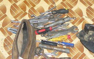 ПЕТИМА СА ЗАЛОВЕНИ ЗА ПОРЕДИЦА ПОСЕГАТЕЛСТВА НАД АВТОМОБИЛИ В РУСЕ, ДВАМА ОТ ТЯХ СА НЕПЪЛНОЛЕТНИ