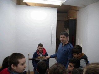 ЗАНЯТИЕ С ЕКСПЕРТИ ОТ БАЗОВАТА НАУЧНО-ТЕХНИЧЕСКА ЛАБОРАТОРИЯ В ОДМВР – РУСЕ ПРОВЕДОХА УЧЕНИЦИТЕ ОТ ДЕТСКОТО ПОЛИЦЕЙСКО УПРАВЛЕНИЕ В ОУ „ВАСИЛ АПРИЛОВ“ – РУСЕ