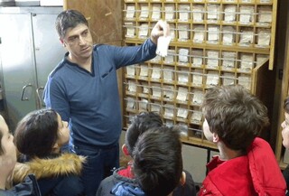 ЗАНЯТИЕ С ЕКСПЕРТИ ОТ БАЗОВАТА НАУЧНО-ТЕХНИЧЕСКА ЛАБОРАТОРИЯ В ОДМВР – РУСЕ ПРОВЕДОХА УЧЕНИЦИТЕ ОТ ДЕТСКОТО ПОЛИЦЕЙСКО УПРАВЛЕНИЕ В ОУ „ВАСИЛ АПРИЛОВ“ – РУСЕ