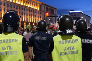 Полицай е ранен в главата при опазване на реда по време на нерегламентирано протестно мероприятие