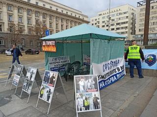 Членове на СФСМВР разпънаха палатка пред сградата на Народното събрание