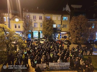 Вълната от недоволство премина и през Силистра, Плевен и Хасково - дванадесетият, тринадесетият и четиринадесетият от поредицата "мълчаливи" протести, организирани от СФСМВР
