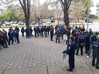 Вълната от недоволство премина и през Силистра, Плевен и Хасково - дванадесетият, тринадесетият и четиринадесетият от поредицата "мълчаливи" протести, организирани от СФСМВР