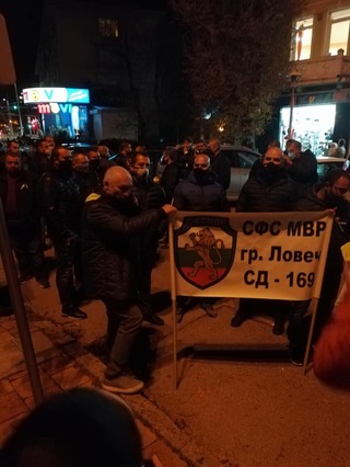 Вълната от недоволство премина и през Силистра, Плевен и Хасково - дванадесетият, тринадесетият и четиринадесетият от поредицата "мълчаливи" протести, организирани от СФСМВР