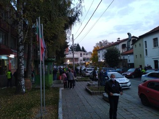 Вълната на недоволство премина и през Гоце Делчев, Сандански и Разград - осмият, деветият и десетият от поредицата "мълчаливи" протести, организирани от СФСМВР