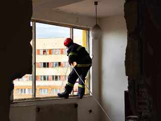 Издириха и спасиха пострадали след  „земетресение“ в Шумен по време на пожаро- тактическо учение
