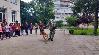 Полицейски служители гостуваха  на ученици  в НУ „ Княз Борис I” в Шумен