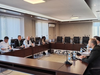 Работна среща за очертаване на приоритети за подобряване на пътна безопасност и осигуряване на обществения ред на територията на община Нови пазар се проведе между ръководството на ОДМВР- Шумен и кмета на общината