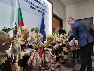 Коледарчета с наричания за здраве и берекет в сградата на областната дирекция