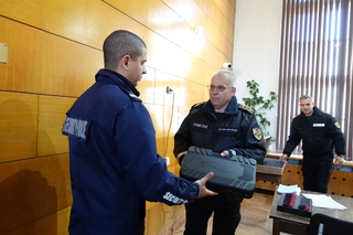 Заместник- главният секретар на МВР връчи нови пистолети "Валтер" и електропеносими уреди "Тейзър" на полицейски служители в ОДМВР- Шумен