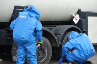 Пожарникари, спасители и полицаи участваха в тактическо учение по спасяване и транспортиране на ранени при катастрофа между автобус с пътници и автоцистерна